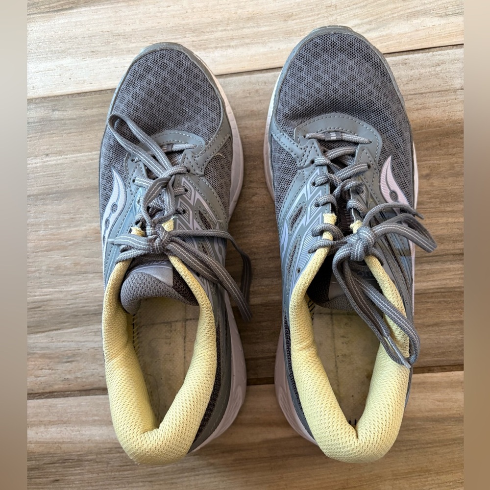 Saucony Women's Gray Size 9.5 Running Sneakers with Yellow Lining